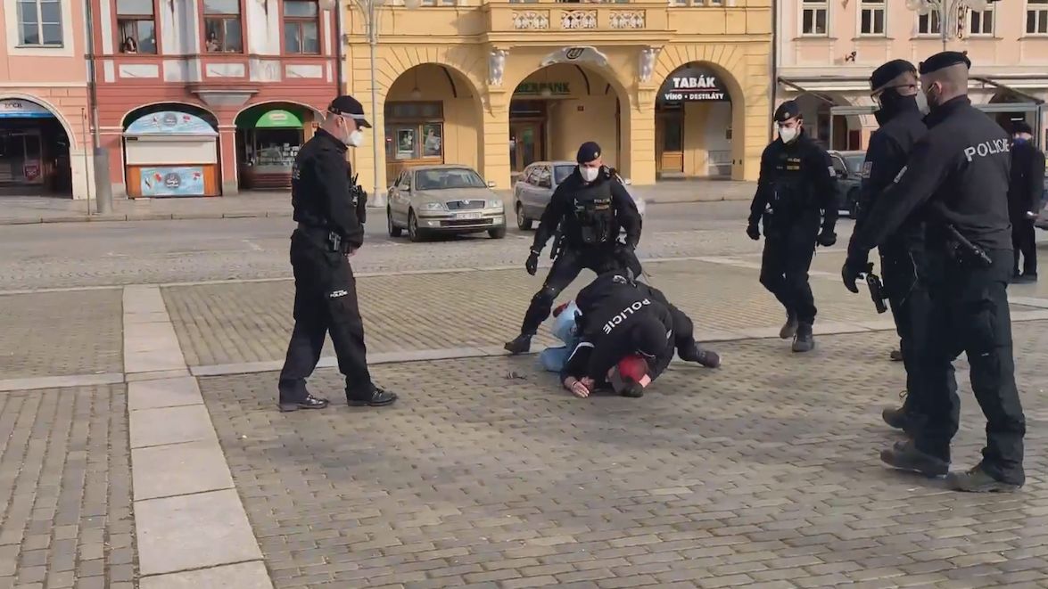 Policisté zaklekli mladíka bez roušky v Českých Budějovicích